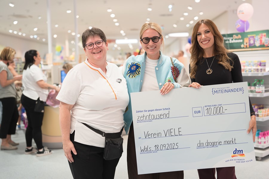 Bild bei Scheckübergabe mit Gerlinde Schmidleitner (dm Marktverantwortliche),  Karin Teigl („Constantly K“) u